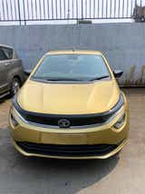 front view of a High Street Gold Tata Altroz 2020-2024