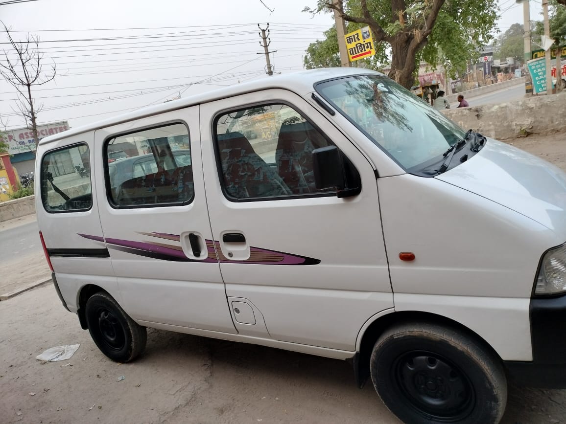 side view of a Solid White Maruti Suzuki Eeco