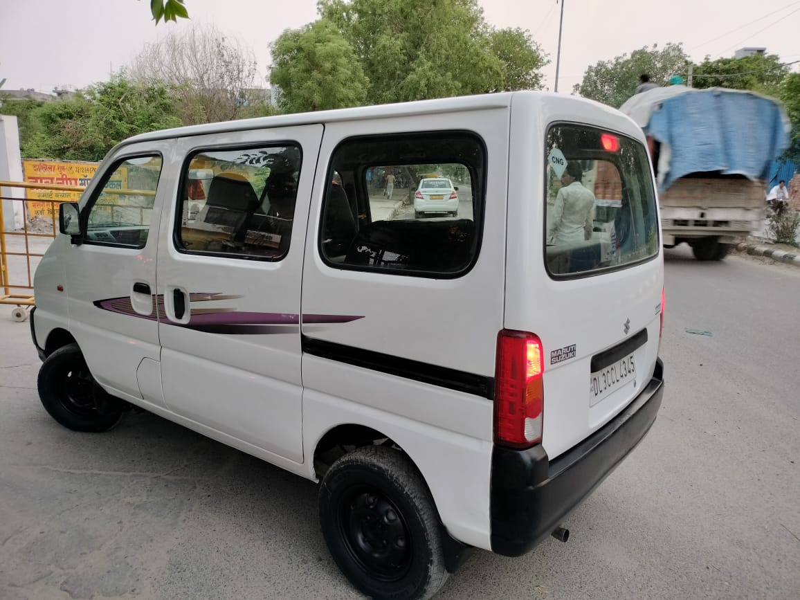 rear three-quarter of a Maruti Suzuki Eeco