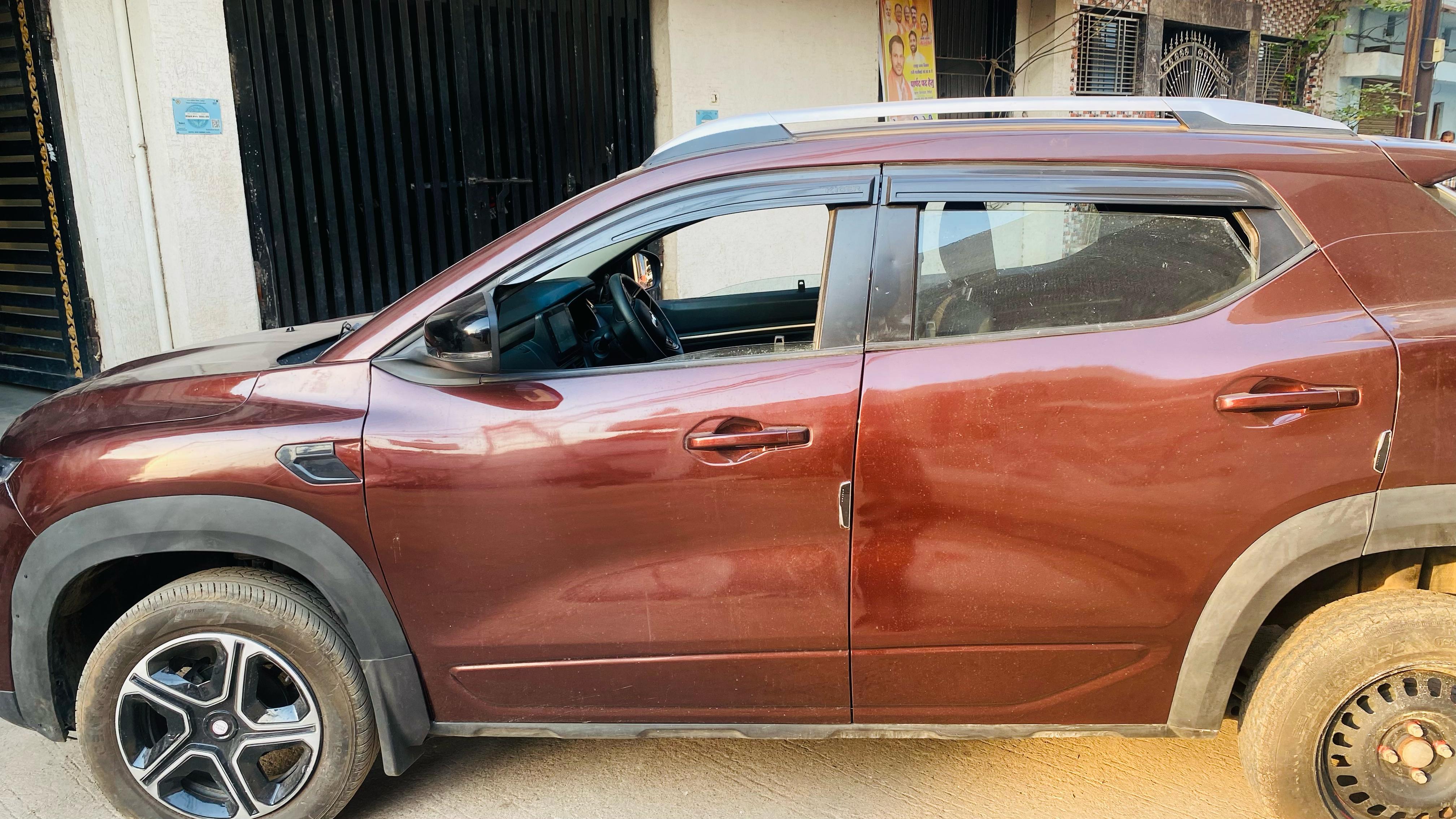Side view of a Renault Kiger 2023-2024