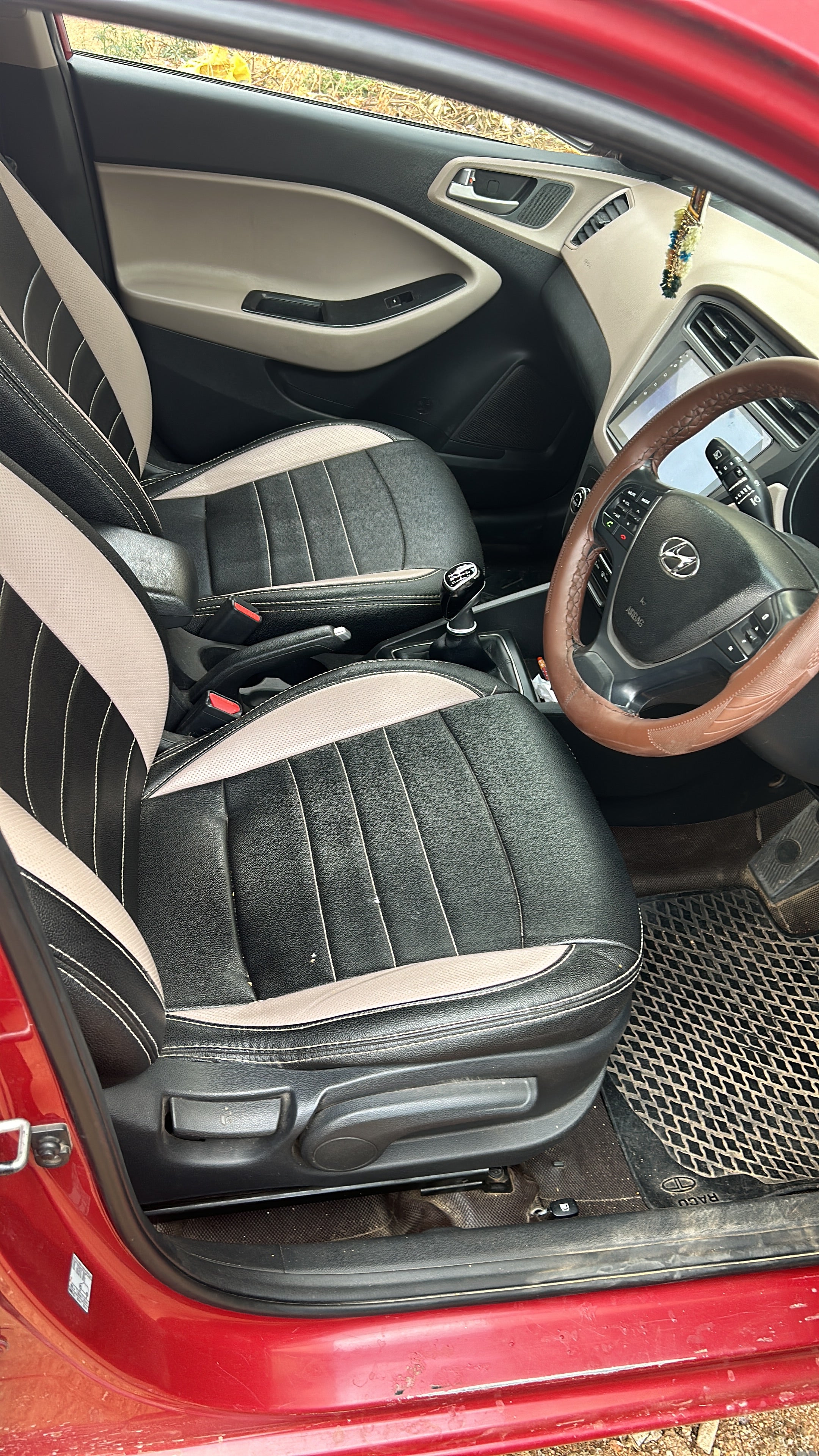 front seats and dashboard of a Hyundai i20