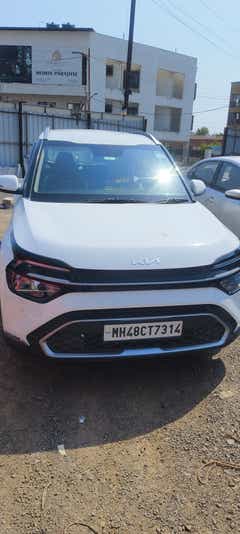 Front view of a Kia Carens