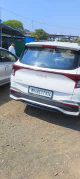 Rear view of a Kia Carens