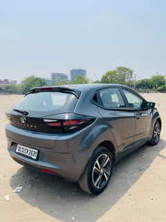 rear three-quarter of a Tata Altroz 2020-2024 in Delhi