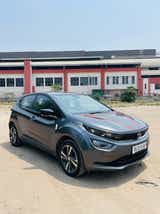 front three-quarter view of a Tata Altroz 2020-2024