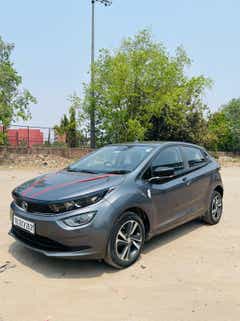 front three-quarter view of a Tata Altroz 2020-2024 in Delhi