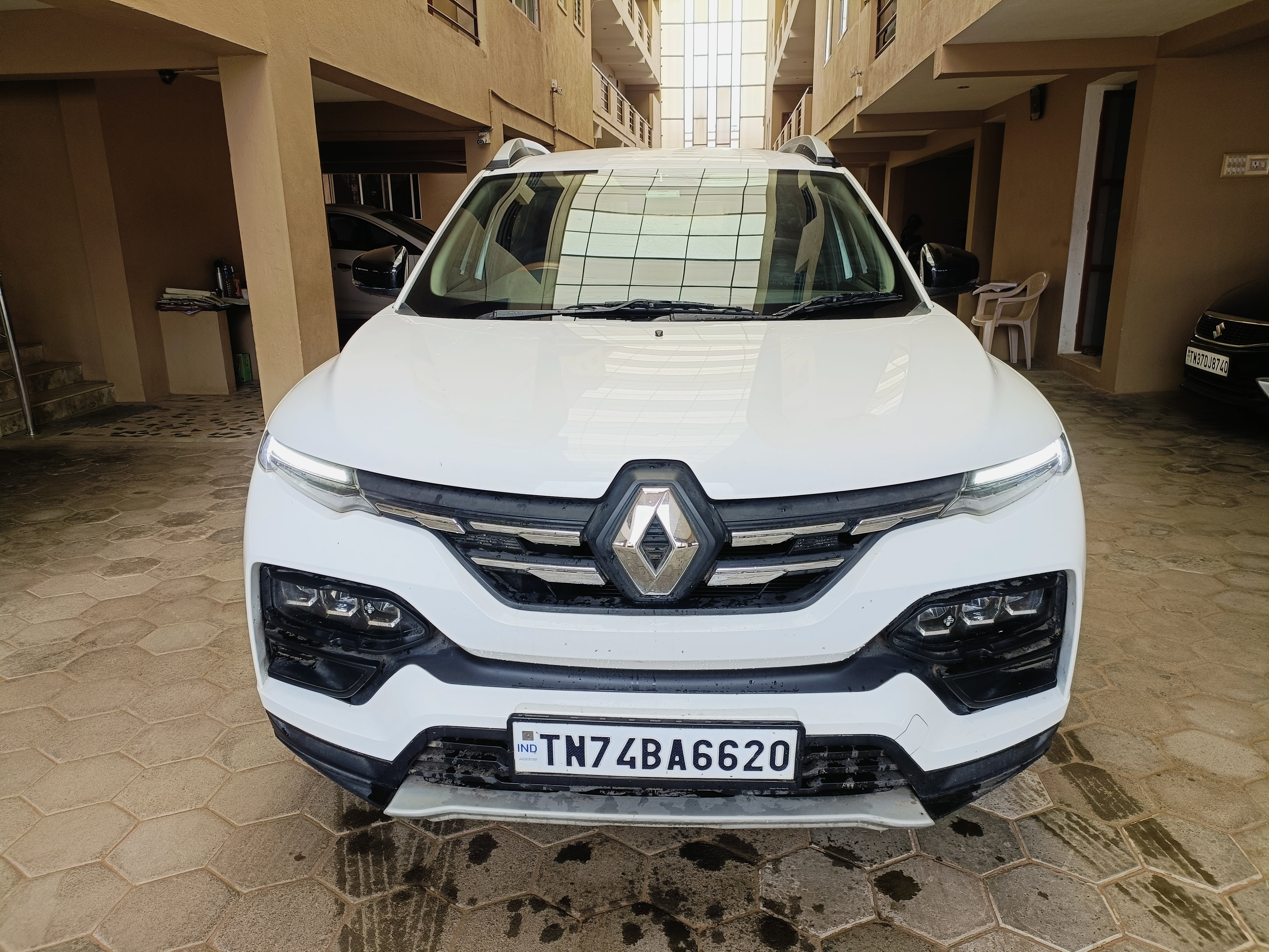 front view of a Ice Cool White Renault Kiger 2023-2024