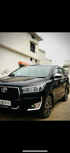 Front three-quarter of a Toyota Innova Crysta