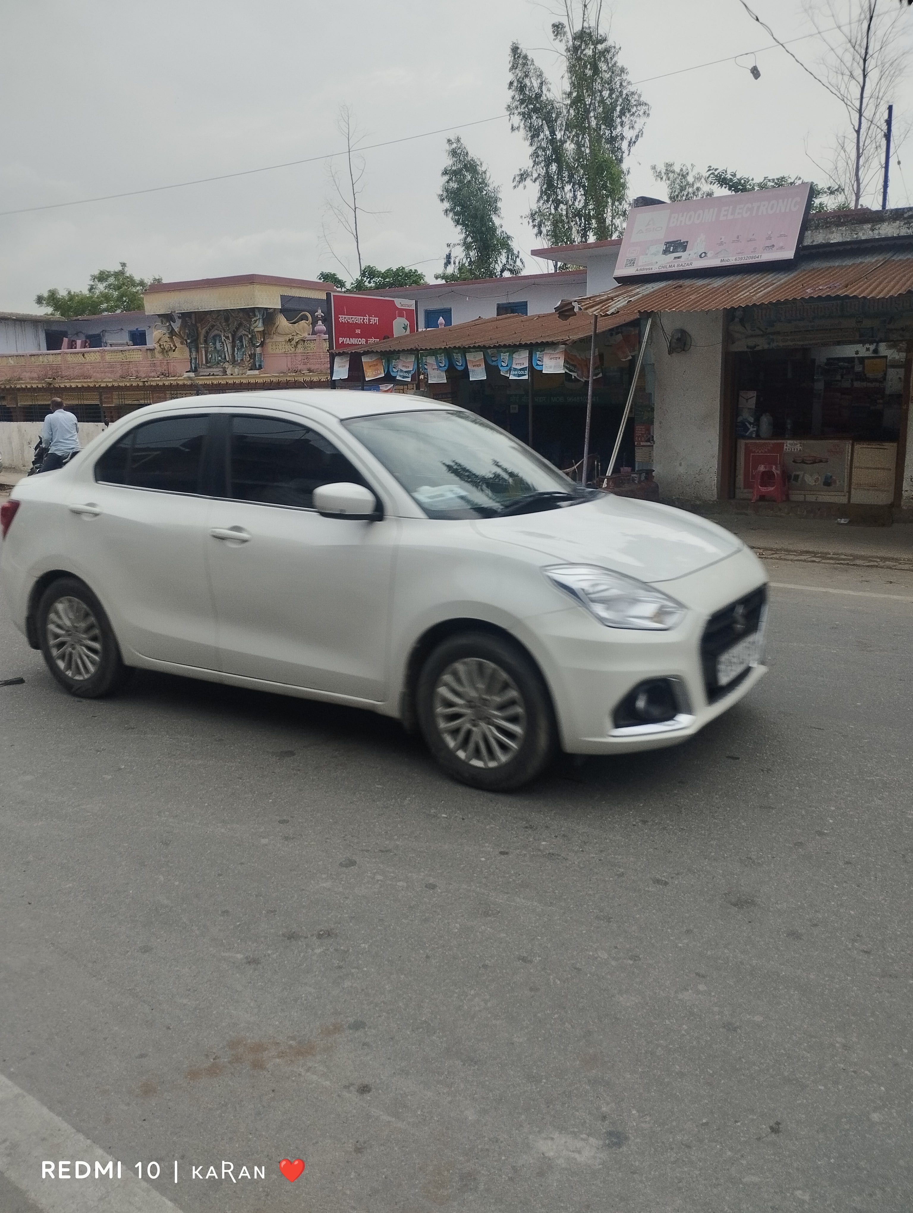 side view of a Arctic White Maruti Suzuki Dzire 2018-2023