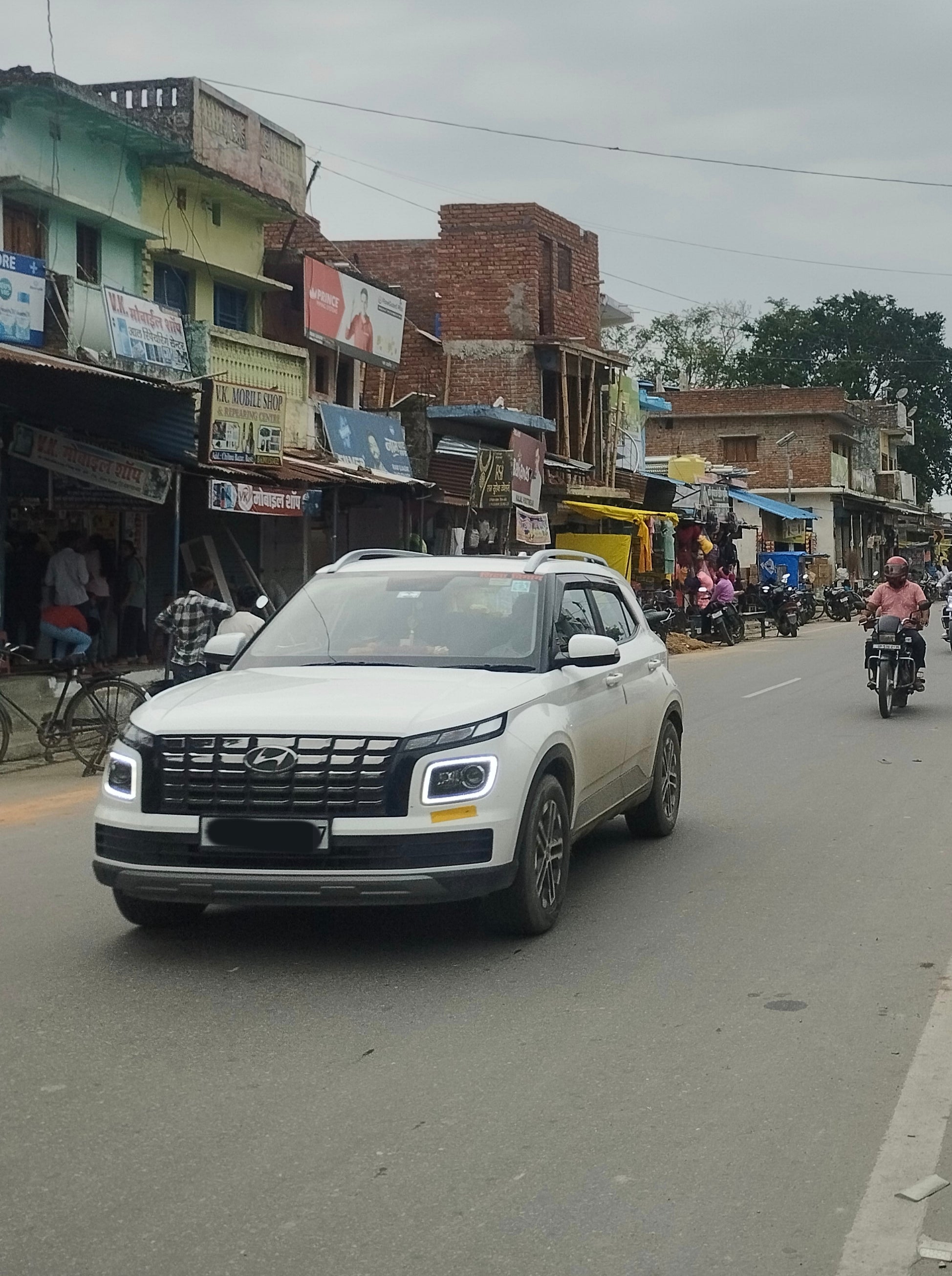 front view of a Hyundai Creta 2018-2023 on a city street