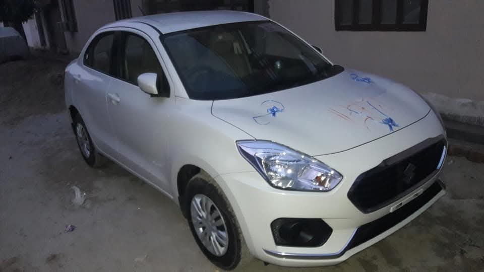 front three-quarter of a Arctic White Maruti Suzuki Dzire 2018-2023