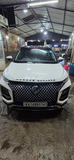 Front view of a MG Hector Plus