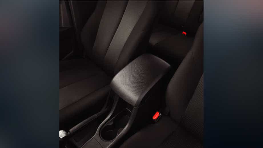 center console and front seats of a Isuzu Hi-Lander