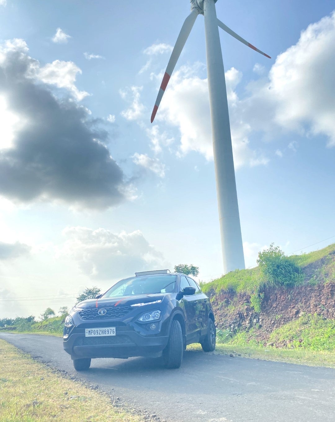 front view of a Tata Harrier 2019-2023 on a country road