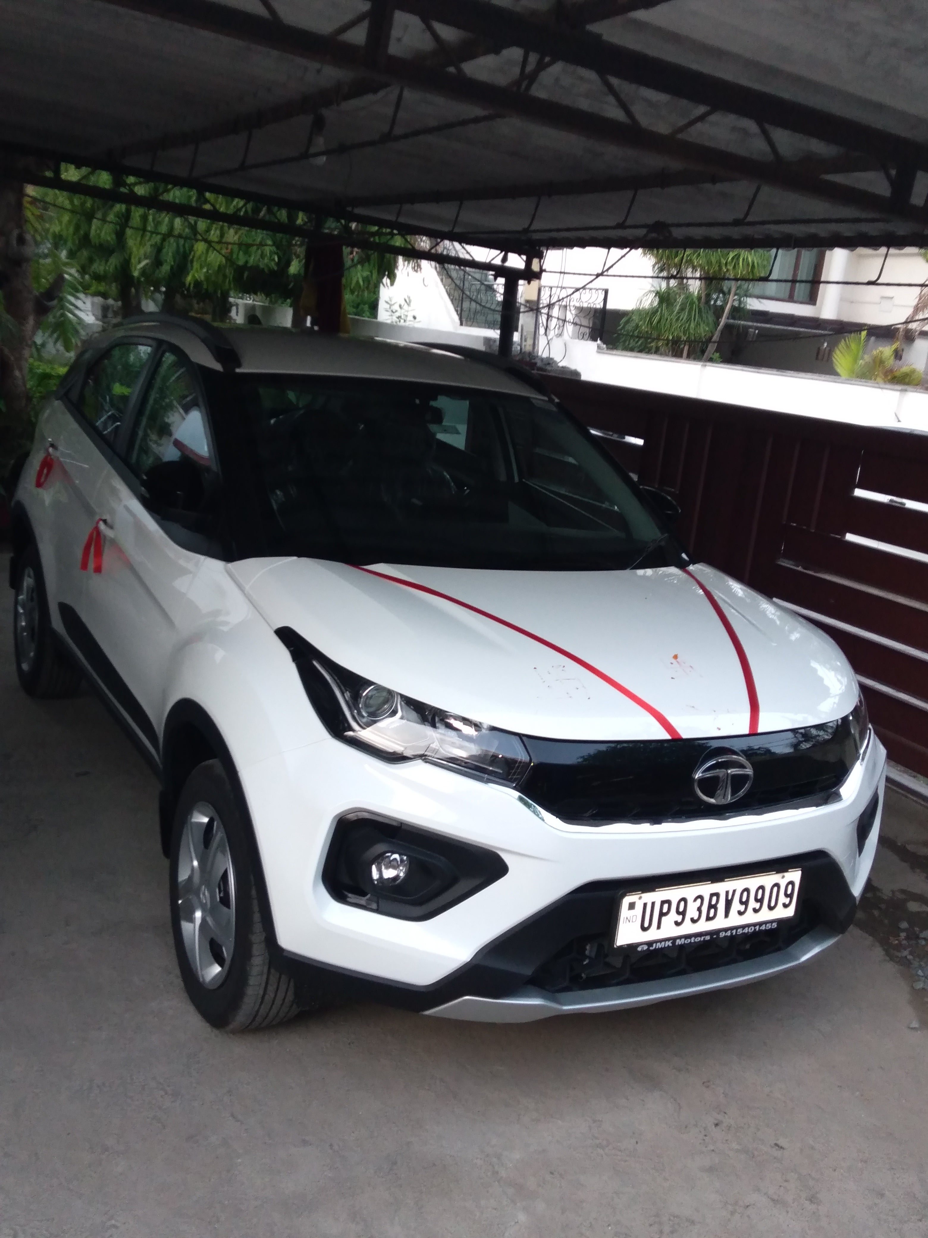 front three-quarter of a Tata Nexon 2017-2023