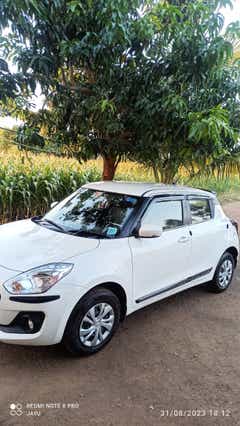 front and side view of a Pearl Arctic White with Pearl Midnight Black Maruti Suzuki Swift 2021 - 2023