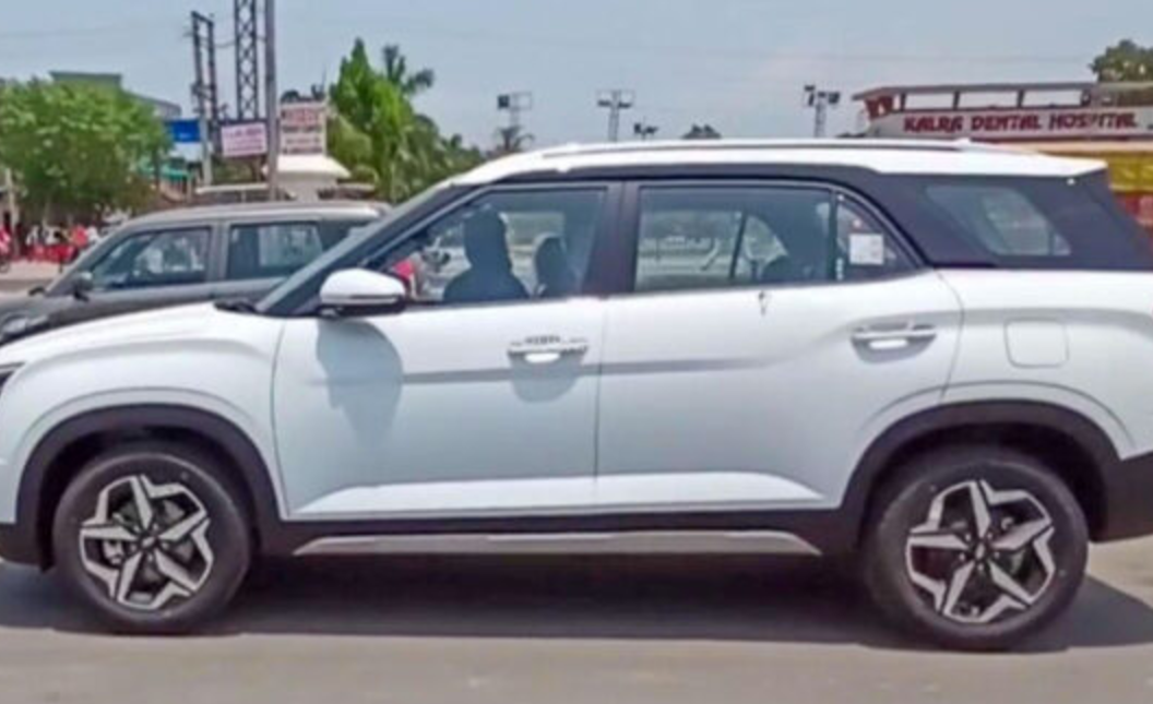 side view of a Atlas White Hyundai Alcazar 2021-2023