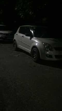 front three-quarter of a Maruti Suzuki Swift 2021 - 2023
