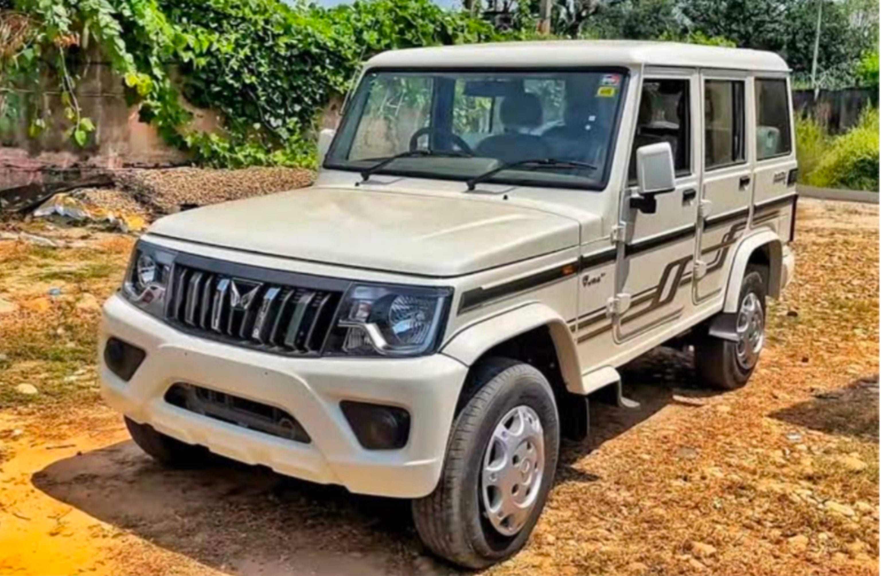 front three-quarter view of a Diamond White Mahindra Bolero
