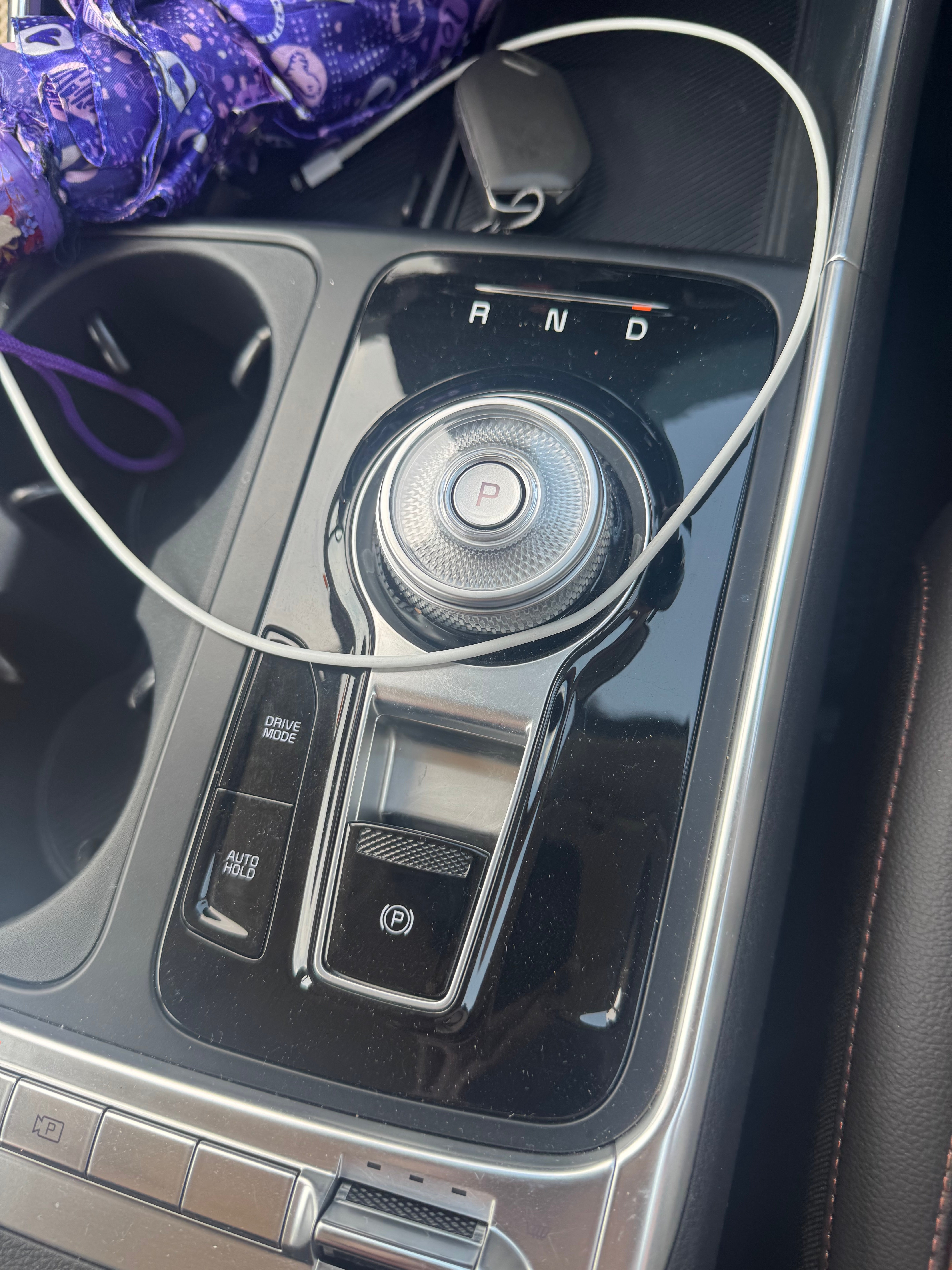 Gear selector knob and center console of a Kia Carnival