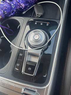 Gear selector knob and center console of a Kia Carnival