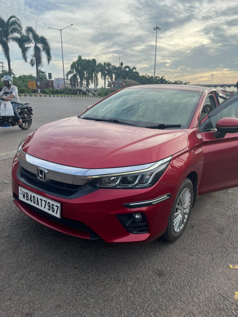 Front three-quarter view of a Honda City