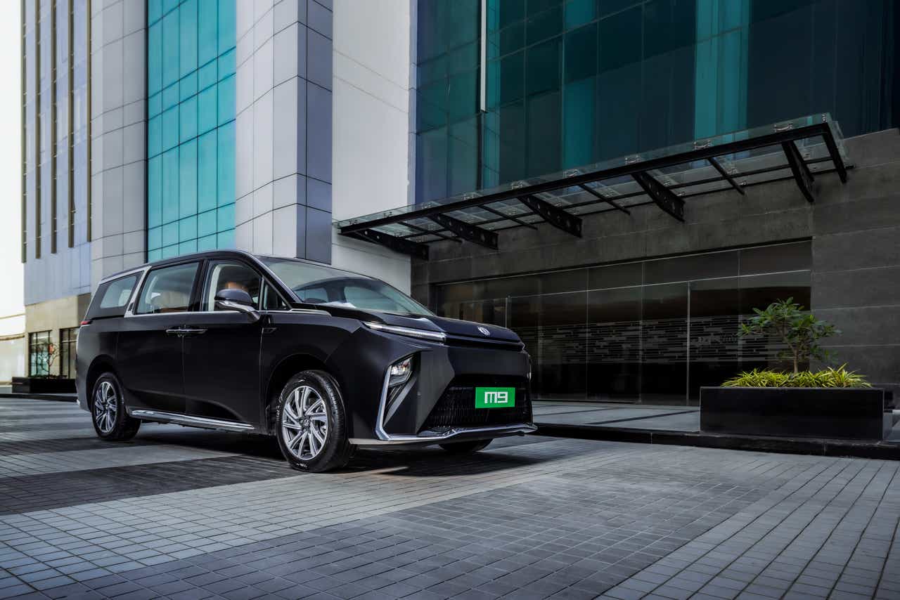 front three-quarter view of a Metal Black MG M9