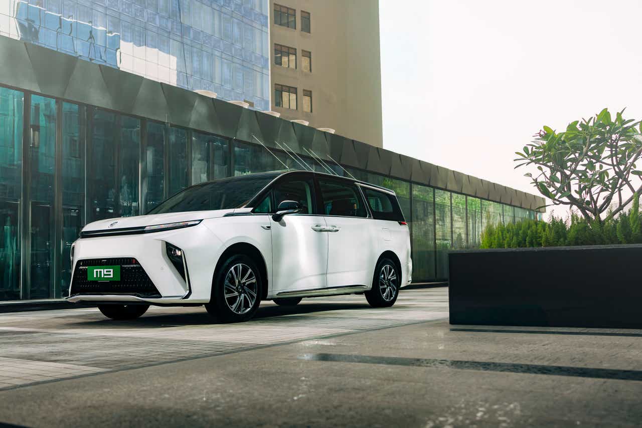 front three-quarter view of a Pearl White with Black Roof MG M9