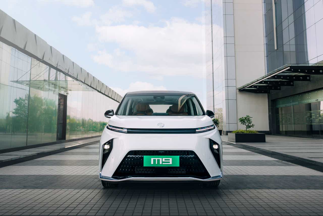 front view of a Pearl White with Black Roof MG M9