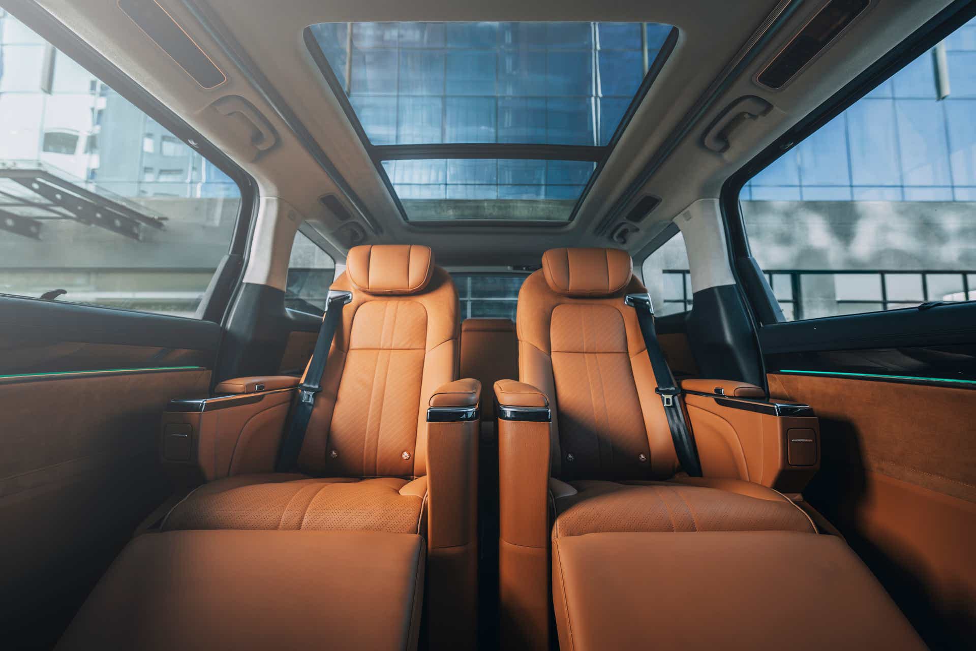 Second row interior seats and panoramic sunroof of an MG M9