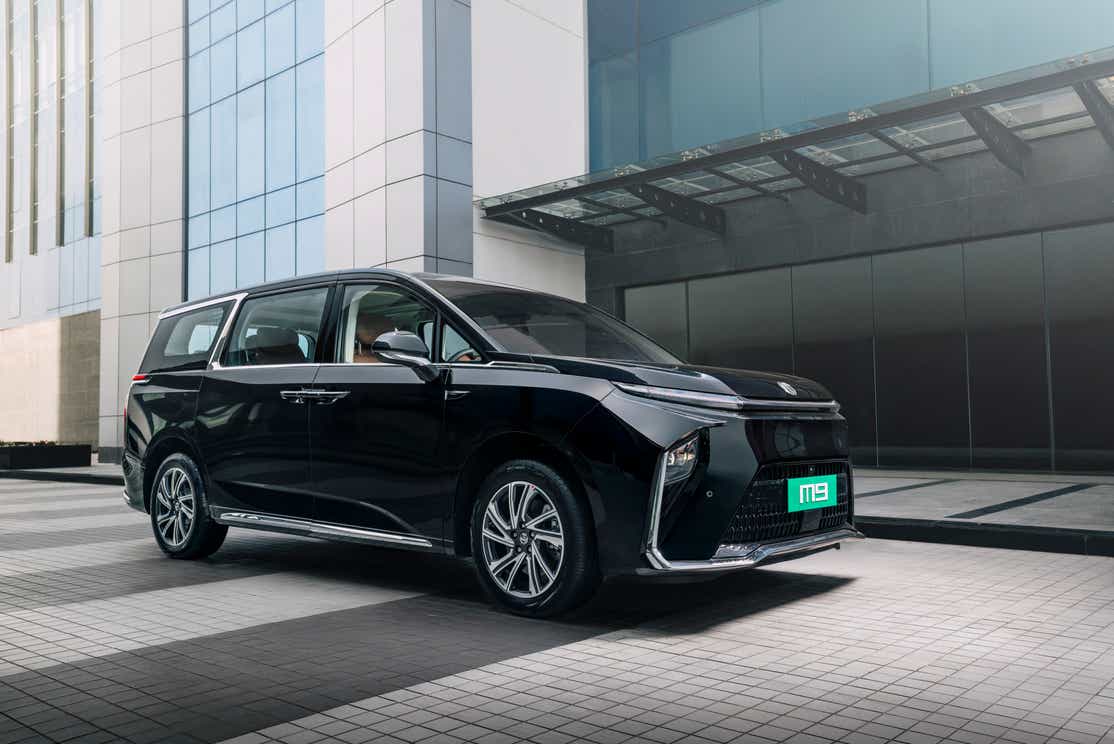 front three-quarter view of a Metal Black MG M9