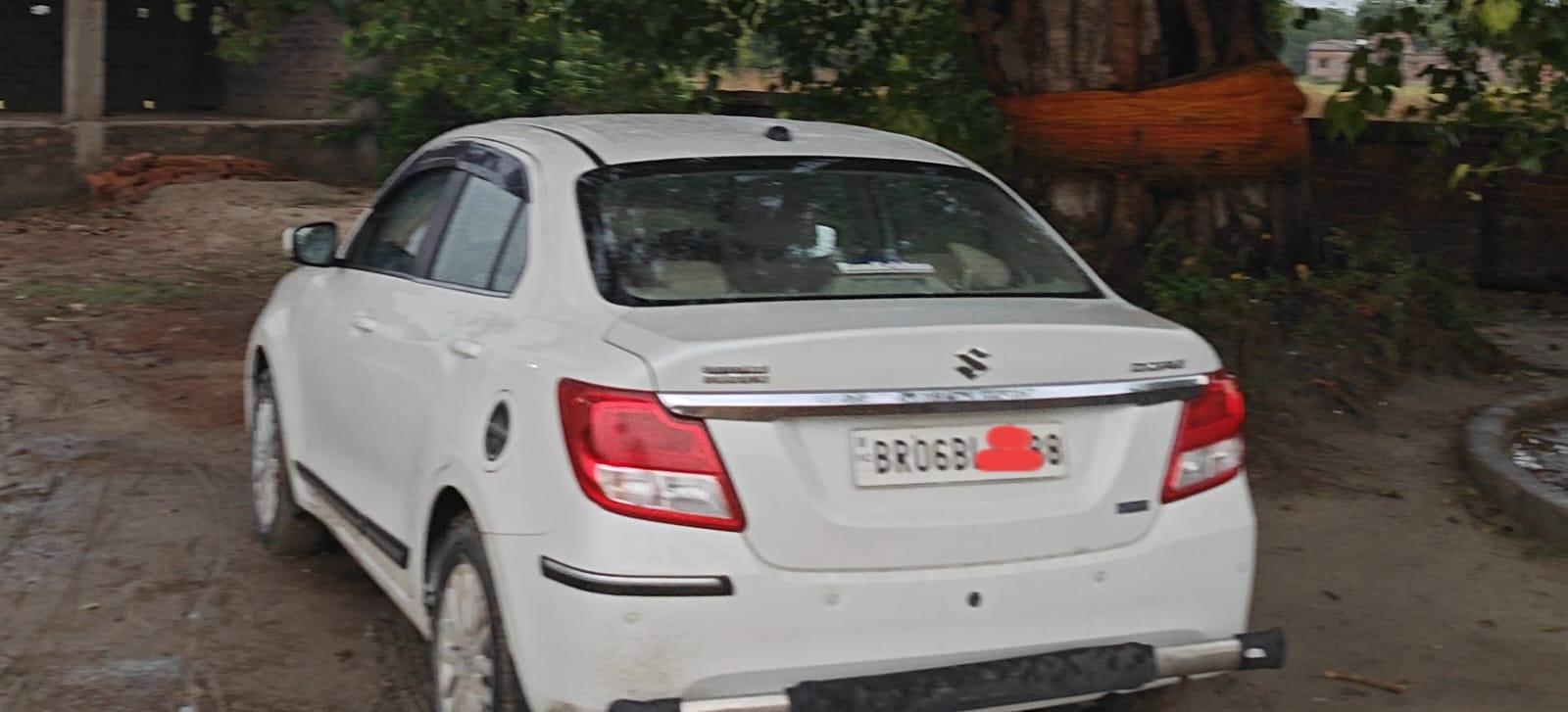 rear three-quarter of a Arctic White Maruti Suzuki Dzire 2018-2023