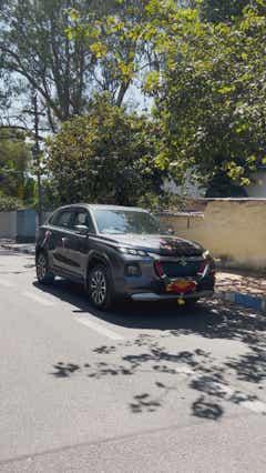 front three-quarter view of a Maruti Suzuki Grand Vitara