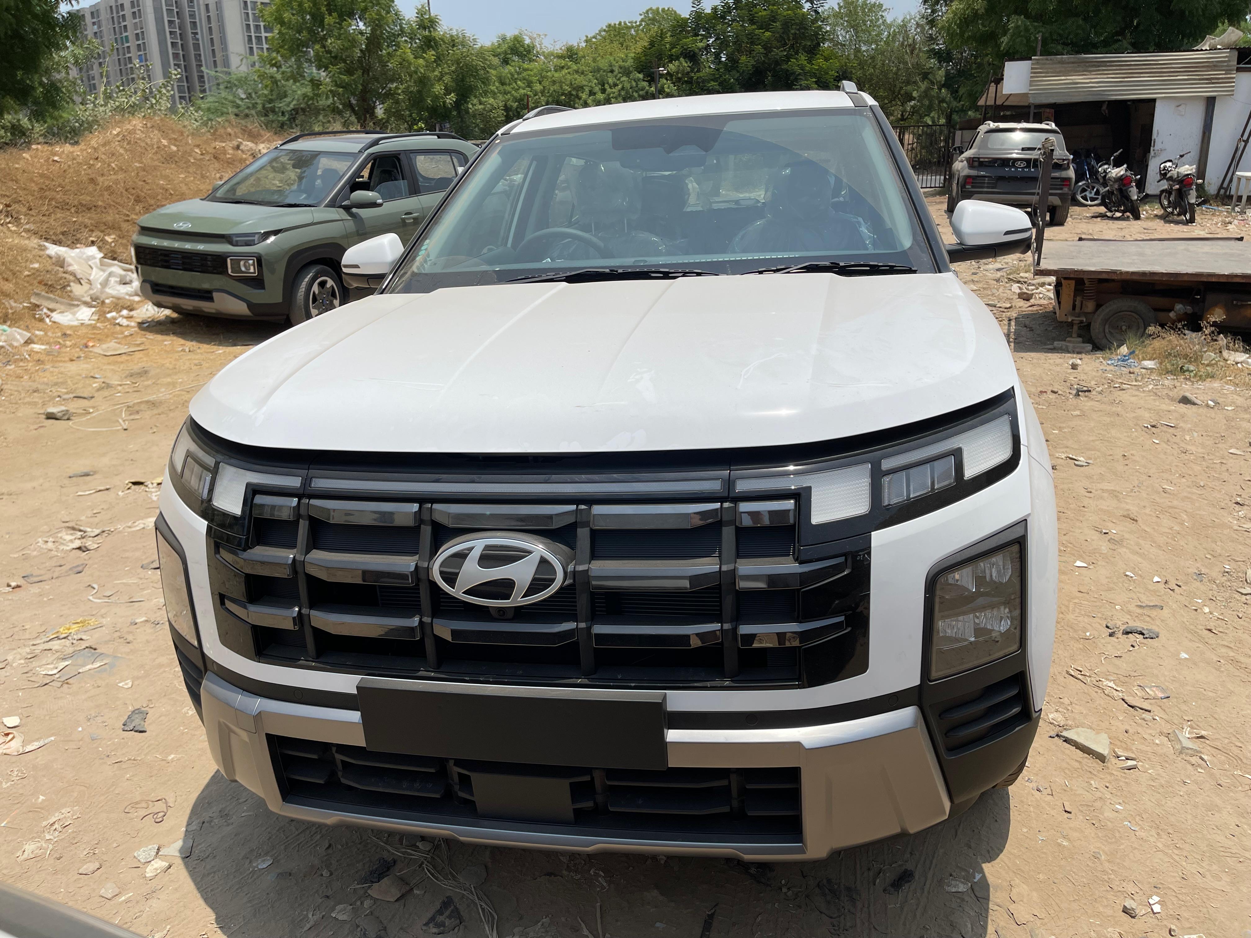 front view of a Atlas White with Abyss Black Hyundai Creta