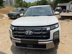 front view of a Atlas White with Abyss Black Hyundai Creta