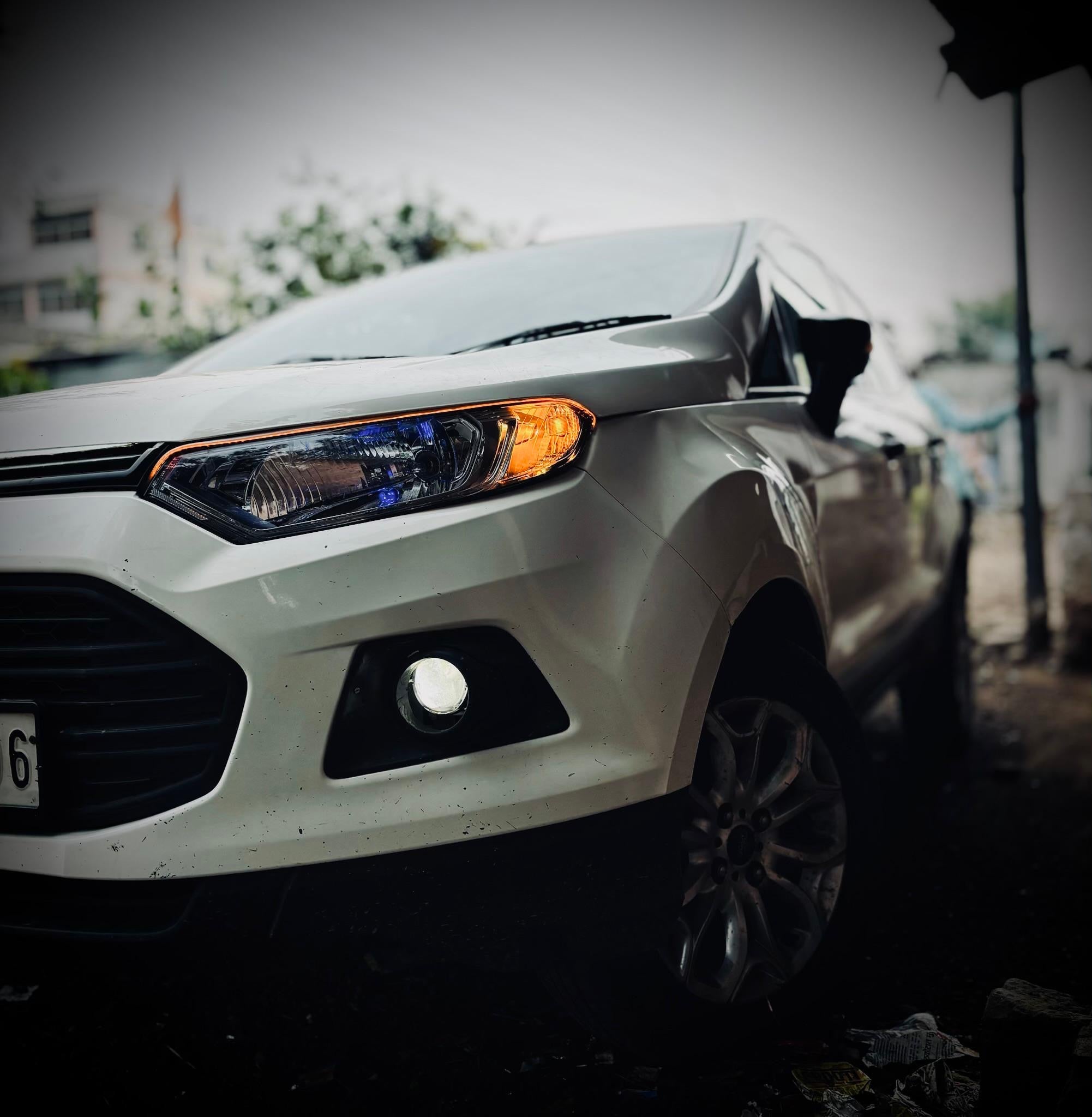 Front angle view of a Ford Endeavour