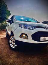 Front three-quarter view of a Ford Endeavour