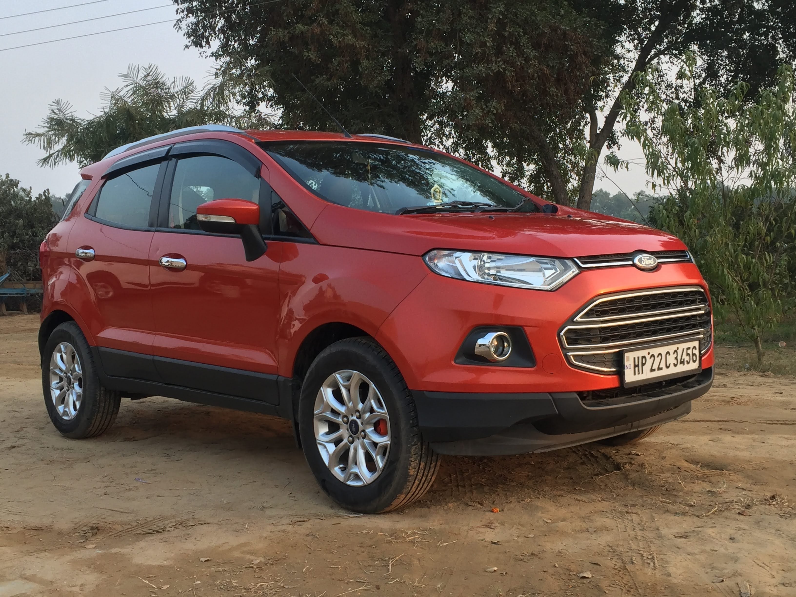 front three-quarter view of a Equinox Bronze Ford Endeavour