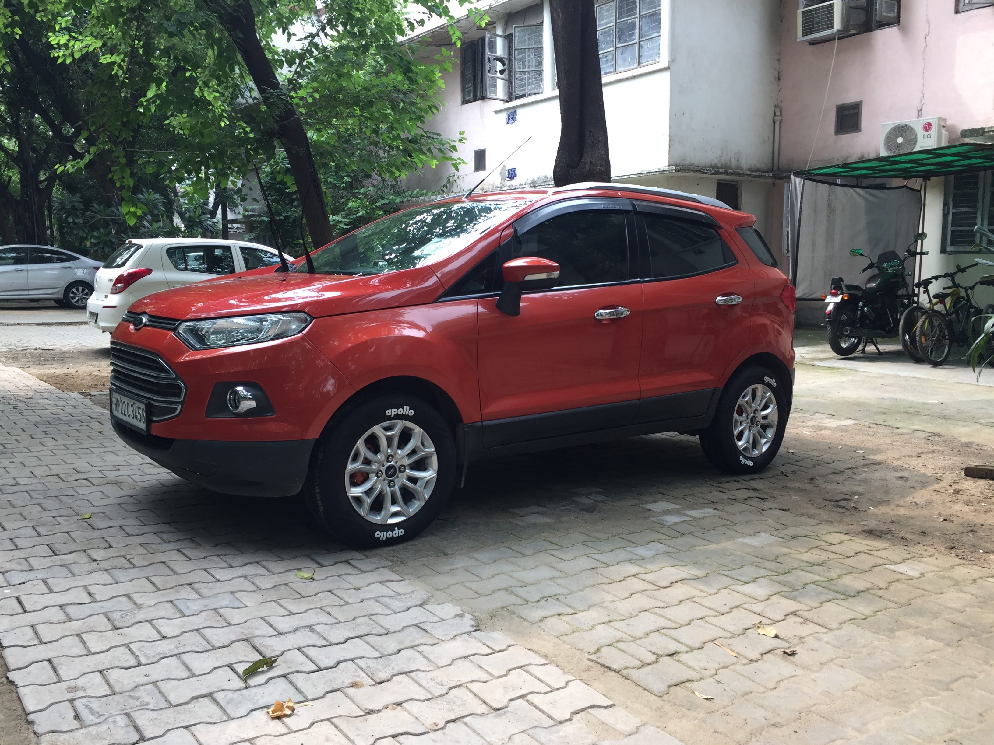 front three-quarter of a Ford Endeavour