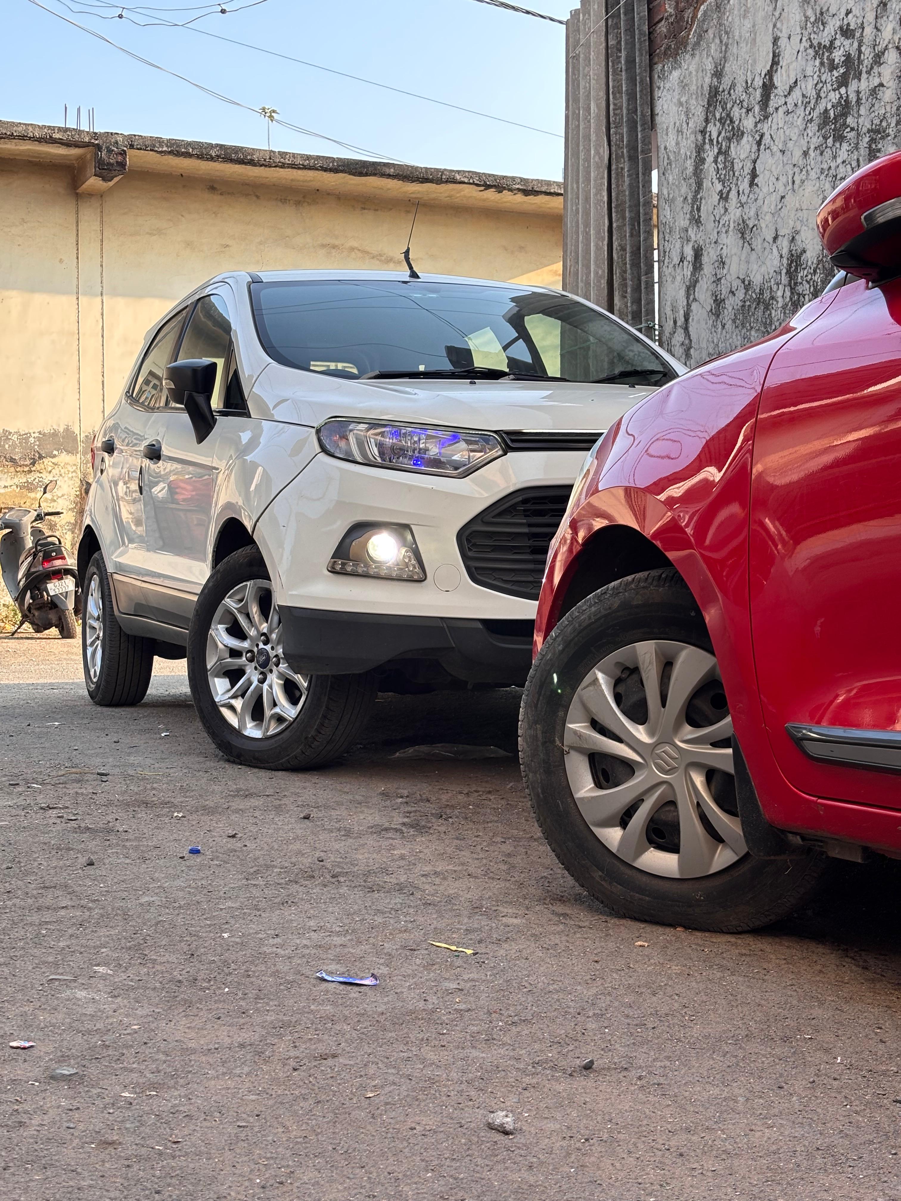 front three-quarter view of a Ford Endeavour