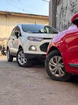 front three-quarter view of a Ford Endeavour