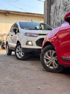 front three-quarter view of a Ford Endeavour