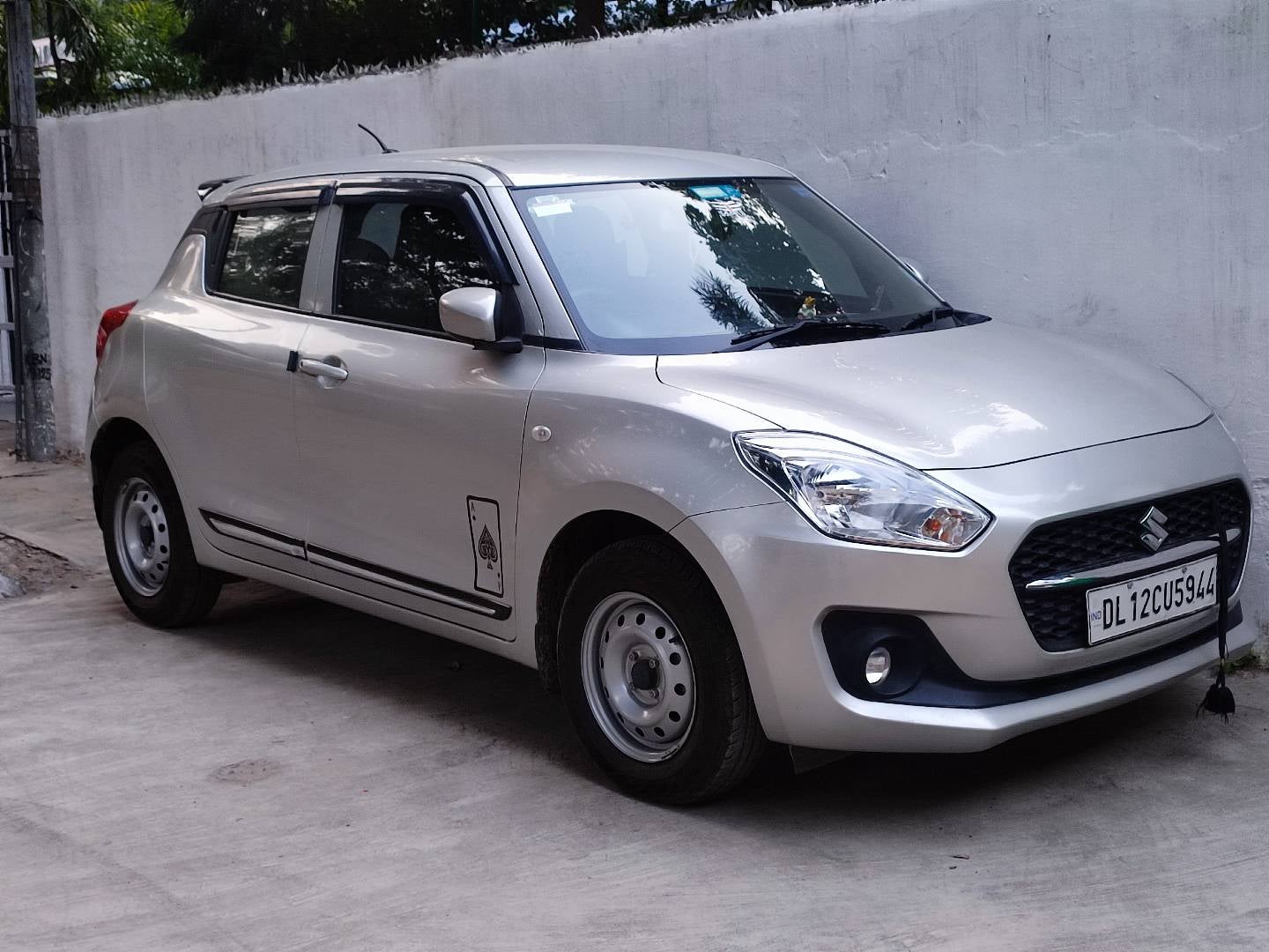 front three-quarter of a Metallic silky silver Maruti Suzuki Swift 2021 - 2023
