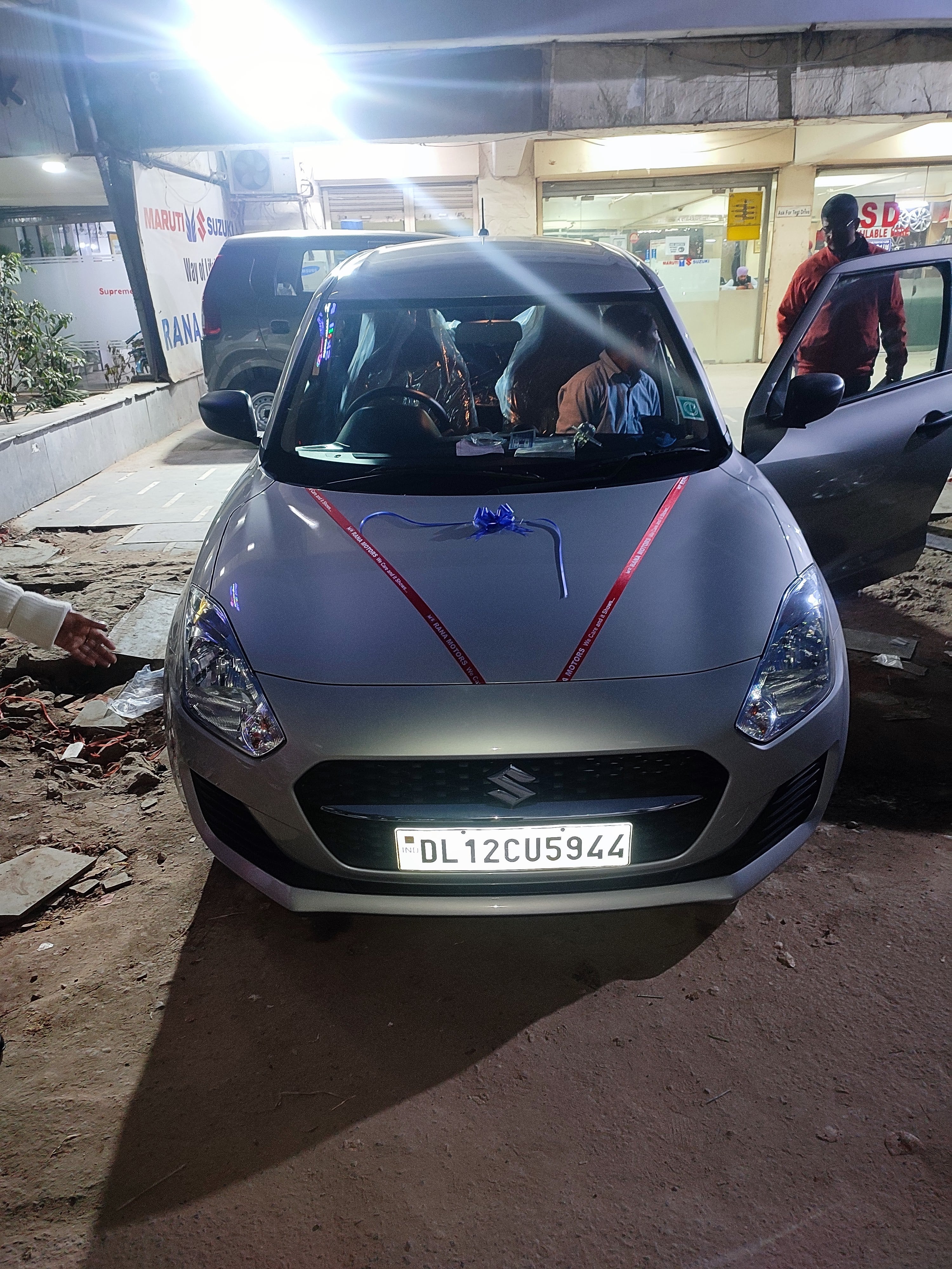 front view of a Metallic silky silver Maruti Suzuki Swift 2021 - 2023
