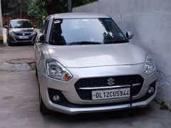 front view of a Metallic silky silver Maruti Suzuki Swift 2021 - 2023