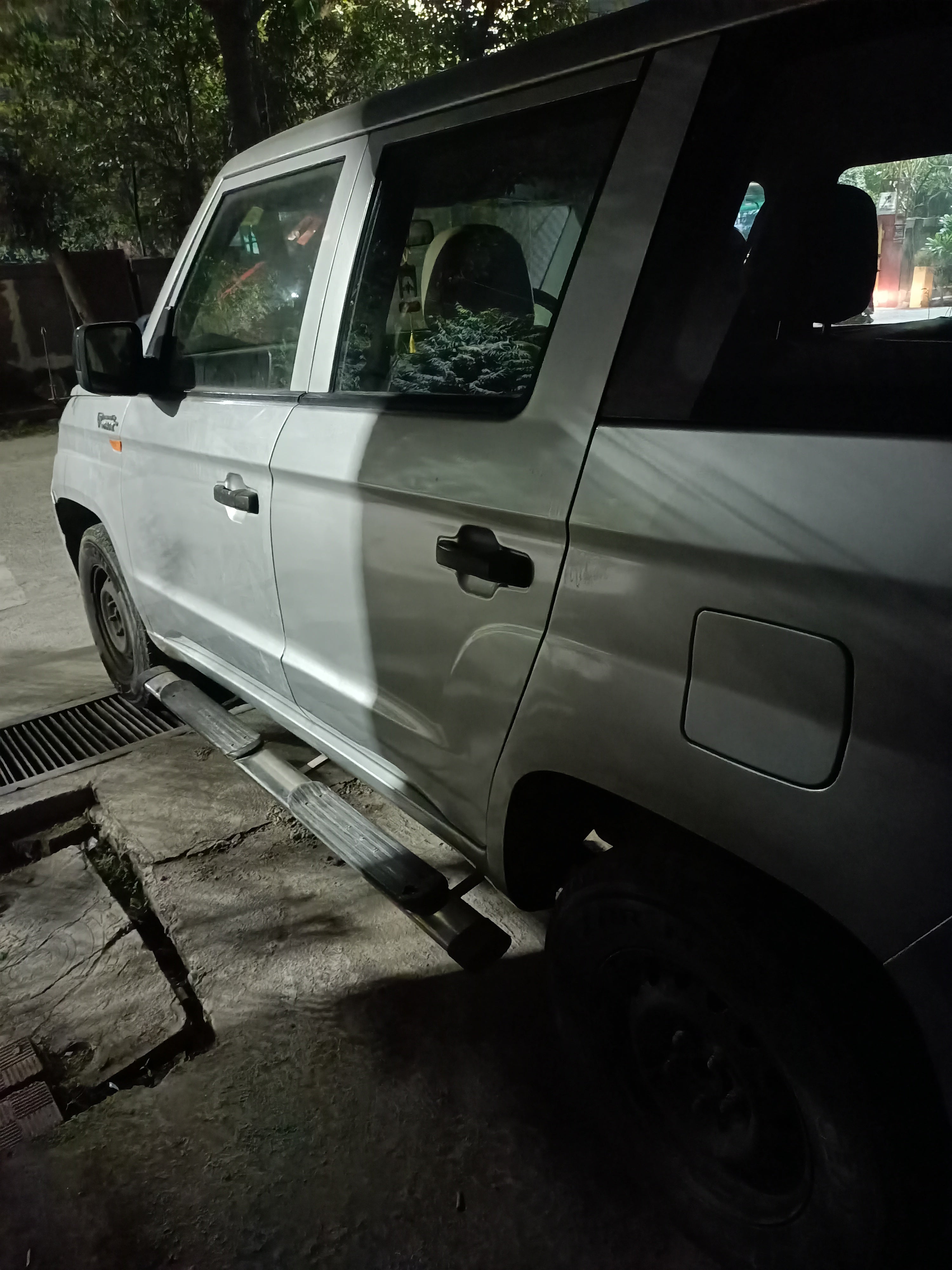 side view of a Mahindra Bolero Neo