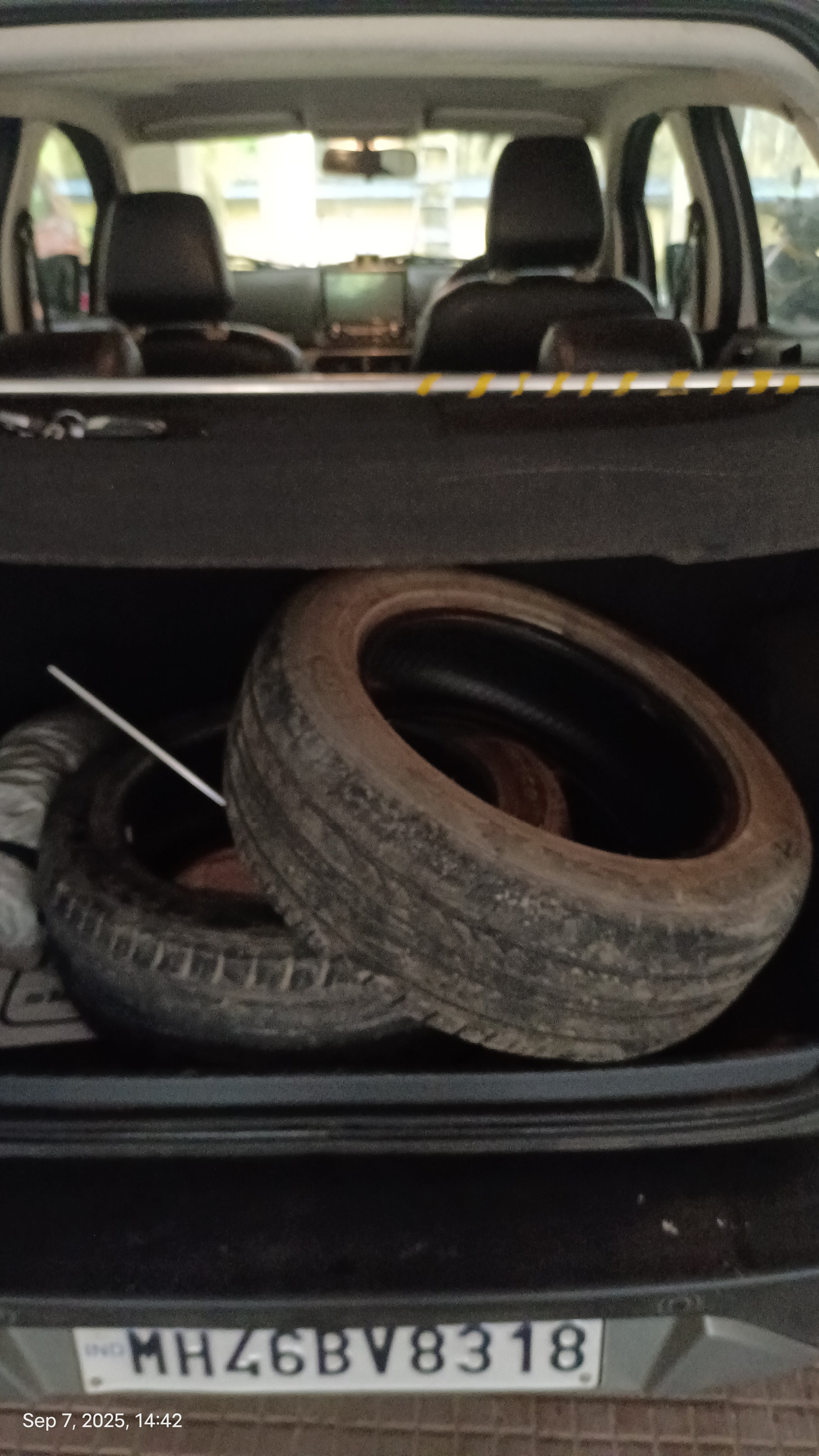 Boot area with spare tyres of a Ford Endeavour