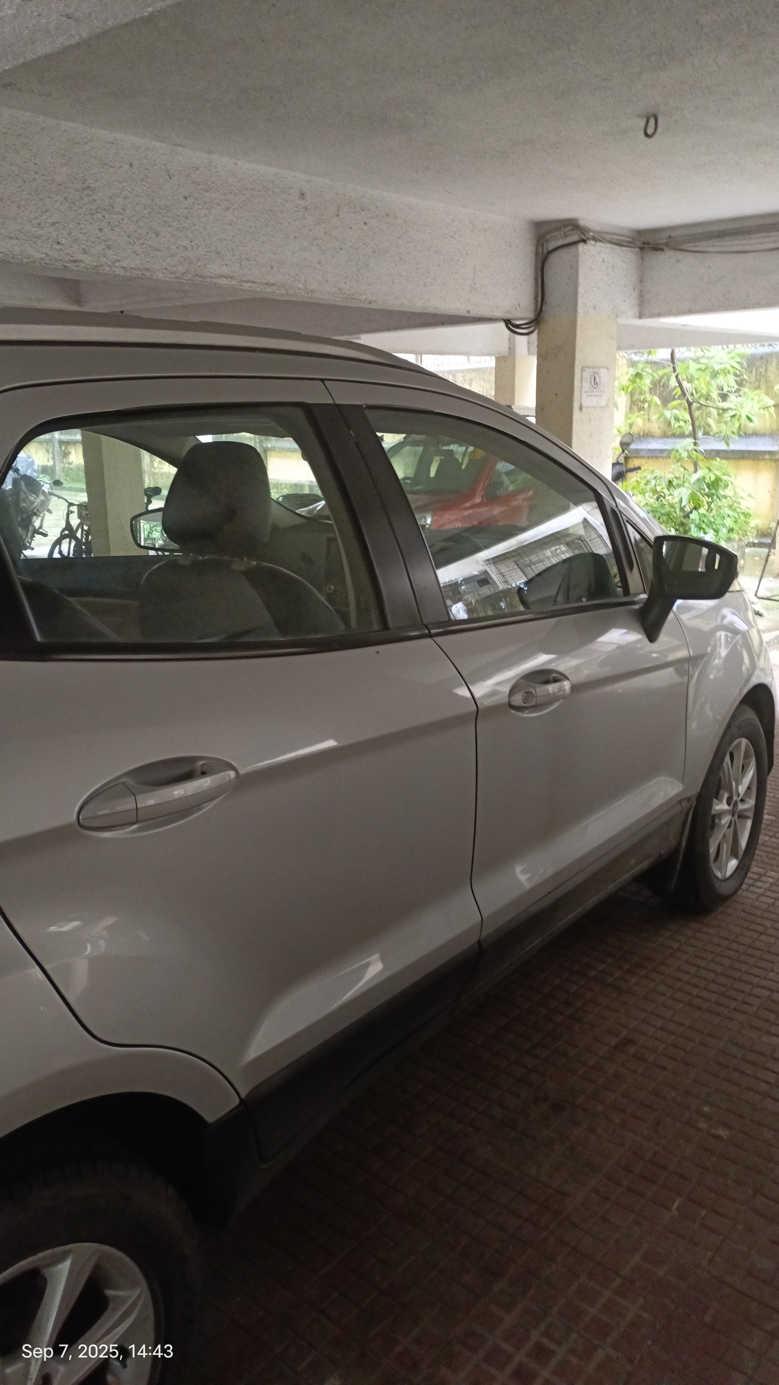 side view of a Ford Endeavour