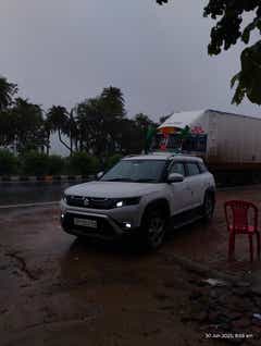 Front three-quarter view of a Maruti Suzuki Brezza 2025