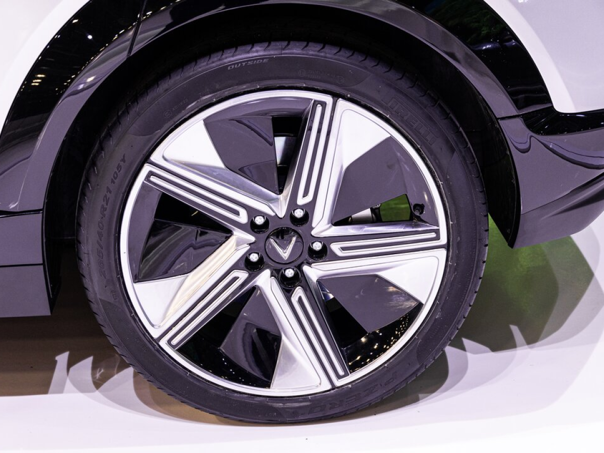 Wheel close-up of a Vinfast VF7